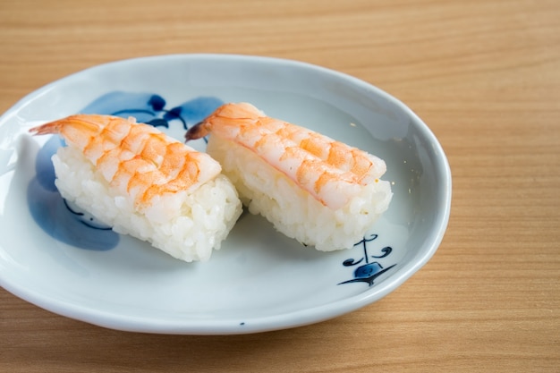 Ebi (Garnele) Sushi auf einer Platte