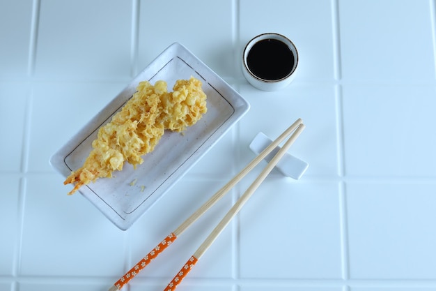 Ebi Tempura é a culinária japonesa feita de Camarões Fritos com molho de tempura.