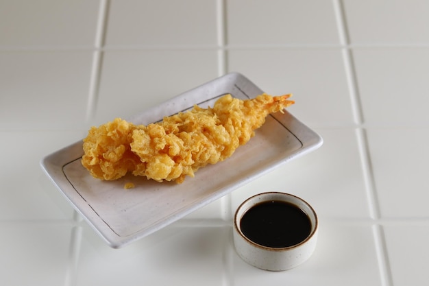 Ebi Tempura ist japanische Küche aus frittierten Garnelen mit Tempura-Sauce.