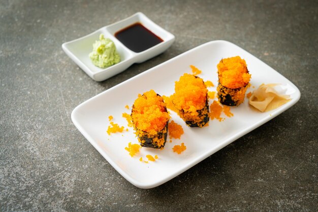 Foto ebiko-sushi oder garnelen-eier-sushi