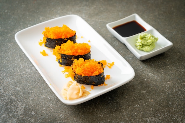 Foto ebiko sushi oder shrimps egg sushi - japanische küche