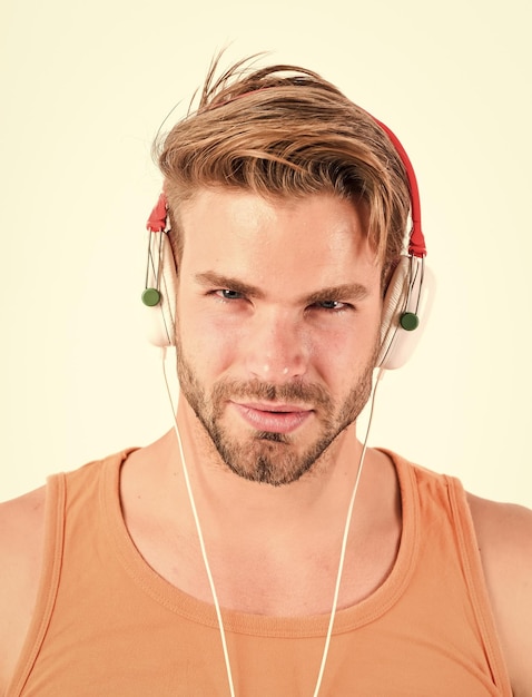 Ebook y educación en línea educación musical sexy musculoso hombre escuchar ebook hombre en auriculares aislado en blanco e libro sin afeitar hombre estudiar en línea Nuevas tecnologías