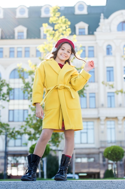 Ebook tecnología alegre niña parisina en boina francesa otoño escuela de moda temporada de otoño niña niño escuchar audio libro niña en auriculares educación en línea amante de la música corazón de la ciudad