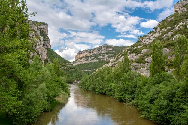 Ebro River Canyon am bewölkten Tag in der Provinz Burgos