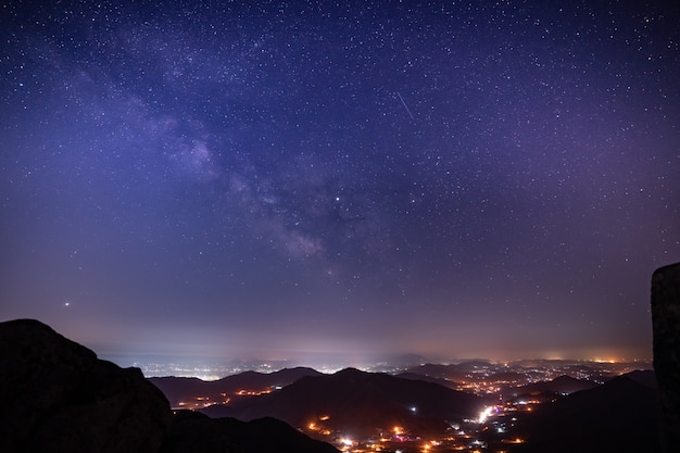 Foto echa un vistazo a la vía láctea en la cima del monte. gaya en corea