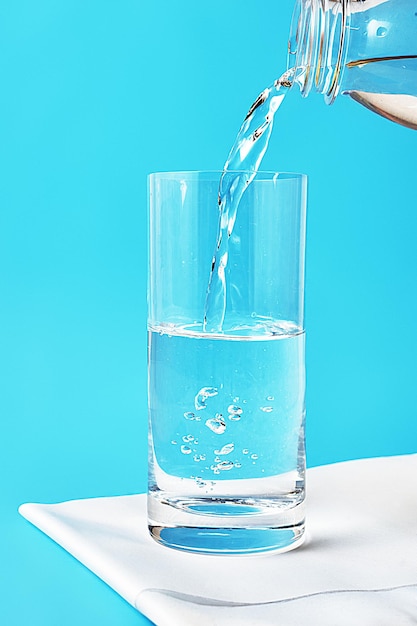 Echando agua de botella a vaso