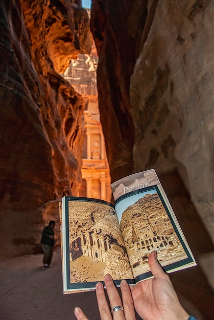 Echando un vistazo al folleto de Petra del Siq El tesoro se puede ver al final del cañón