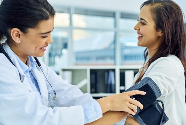 Echemos un vistazo a sus niveles Captura de una doctora revisando la presión arterial de un paciente