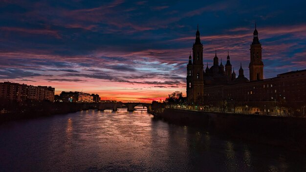 Foto echoes of light winter sunrise in der basilica del pilar in zaragoza malen der himmel und der fluss ebro