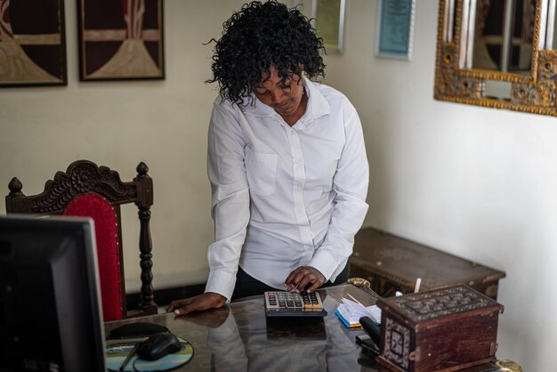 Echte authentische afrikanische schwarze Geschäftsfrau im Büro