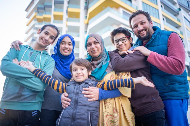 Foto echte muslimische familie zusammen auf einer stadtstraße