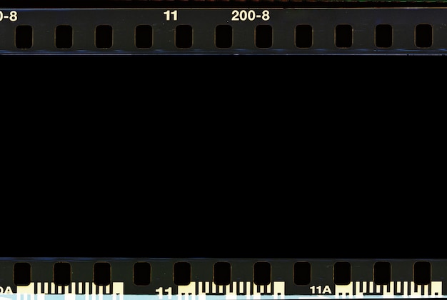 Echter Filmrandstreifenscan und alter Texturrahmen und isolierter schwarzer Raum.