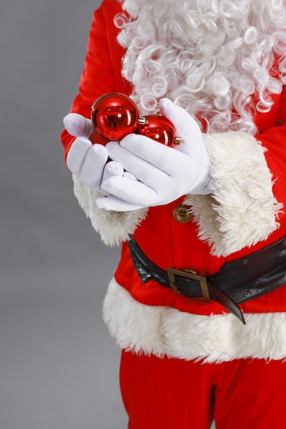 Echter Weihnachtsmann mit großer Tasche voller Geschenke, isoliert auf weißem Hintergrund.