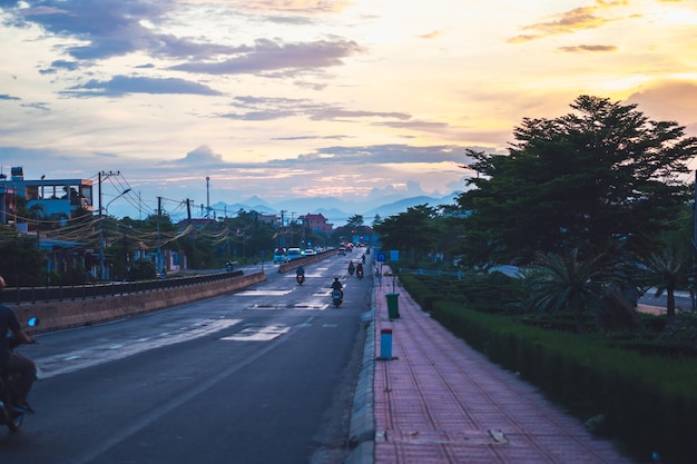 Echtes Foto Sonnenuntergang dunkel Abend Nacht rosa gelb bewölkter Himmel Hintergrund Natur Schönheit Blick weit offen Vorort Stadt Asphalt Fahrbahn asphaltierte Autobahn Strecke weit entfernt Sommerzeit Kalter Ton Landschaft