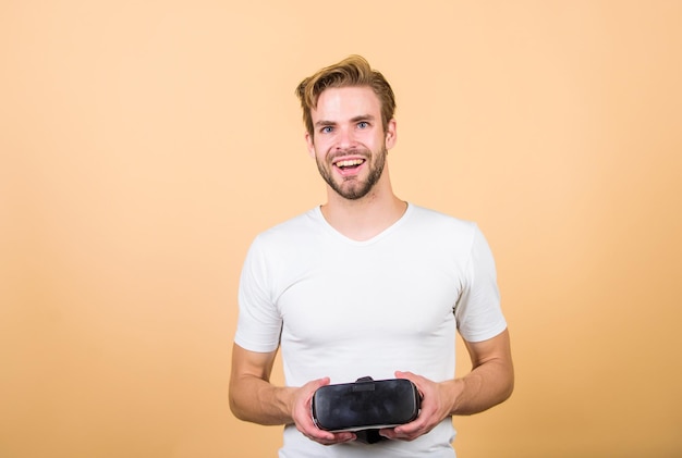 Echtes Glück Arbeiten an Virtual-Reality-Brillen des Programmierprojekts Moderne Geschäfts- und Bildungsmenschen verwenden moderne Technologie. Menschen tragen drahtlose VR-Brillen-Headsets. Digitale Zukunft und Innovation