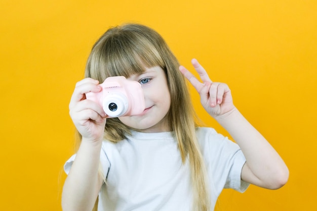 Echtes Glück Hobby oder Karriere Anfänger Fotograf mit einer Kamera Kindheit Mädchen macht ein Bild Kind verwendet Digitalkamera Happy Baby Fotografie Fotografie Schule