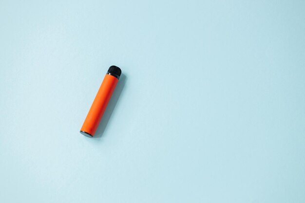 Foto un ecigarettes naranja desechable concepto de malos hábitos cigarrillos electrónicos modernos para fumar