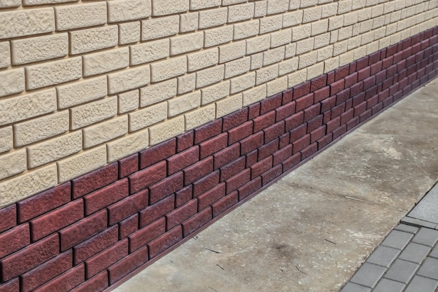 Ecke der Steinmauer des GebäudesZiegelseiteZiegelmauertextur als Hintergrund