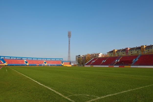 Ecke des grünen Grashintergrundes des Fußballfeldes