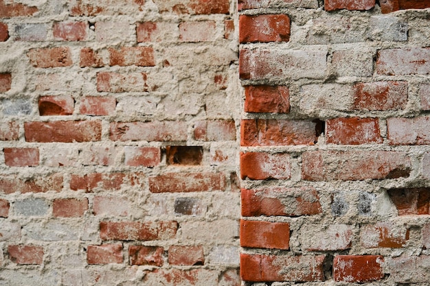 Ecke des verfallenen Gebäudes Nahaufnahme Alte Mauer mit Zement