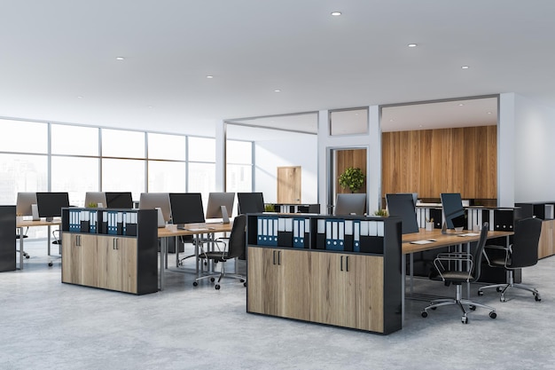 Ecke eines Open-Space-Büros mit weißen und hölzernen Wänden, Betonboden, Panoramafenster und Reihen von hölzernen Computertischen mit Bücherregalen mit Ordnern in ihrer Nähe. 3D-Rendering