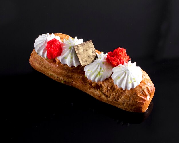 Eclair auf dunklem Hintergrund