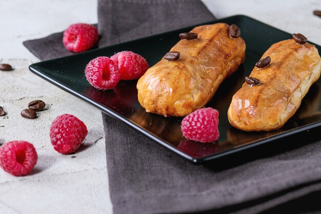 Eclair de café con frambuesas