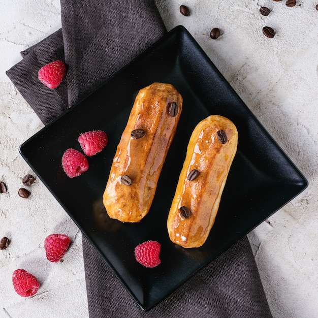 Eclair de café con frambuesas