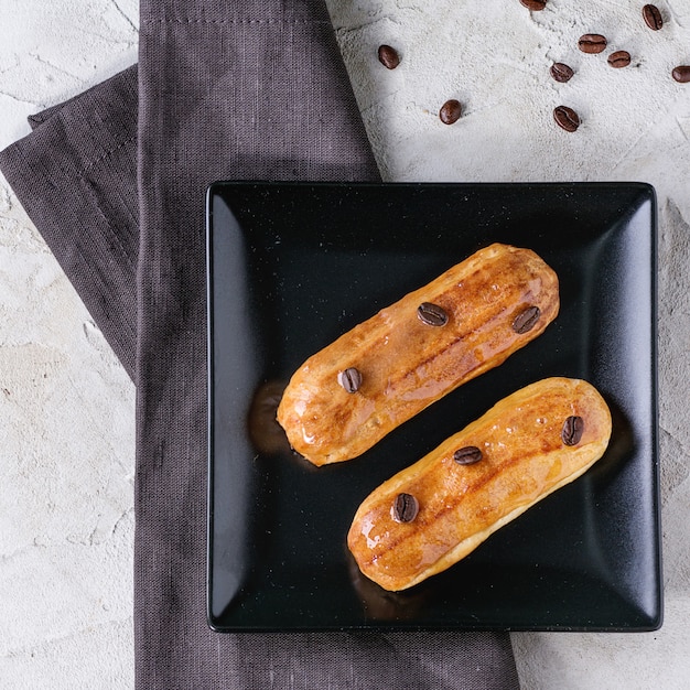 Eclair de café con granos de café