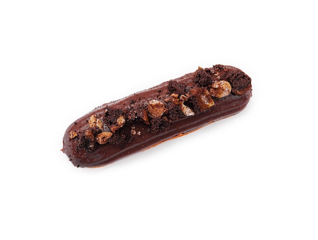 eclair con chocolate y nueces en un blanco