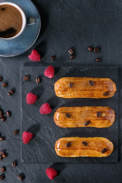 Eclair de café com framboesas