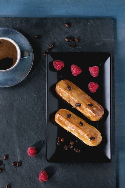 Eclair de café com framboesas