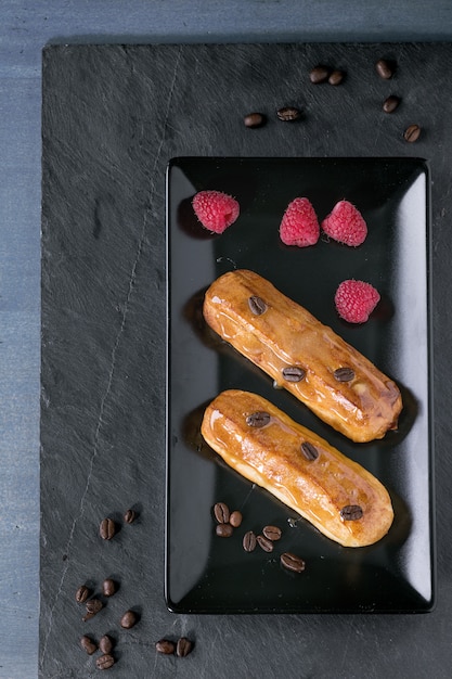 Eclair de café com framboesas