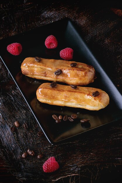 Eclair de café com framboesas