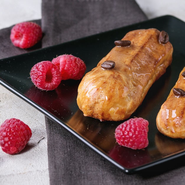 Eclair de café com framboesas