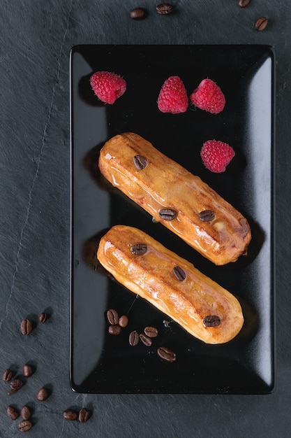 Eclair de café com framboesas