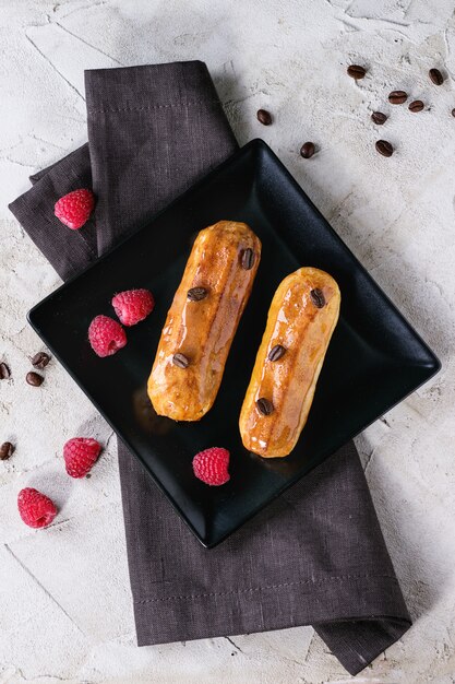 Eclair de café com framboesas