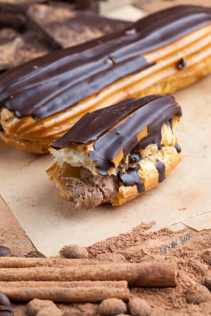 Eclair de pudim coberto de chocolate com creme de chocolate cremoso