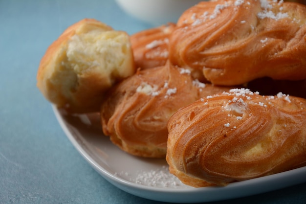 Éclair de sobremesa francesa tradicional com creme