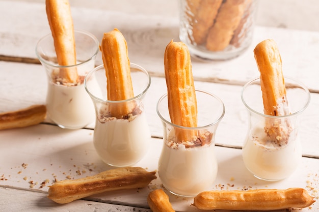 Eclair dulce y sabroso con crema blanca