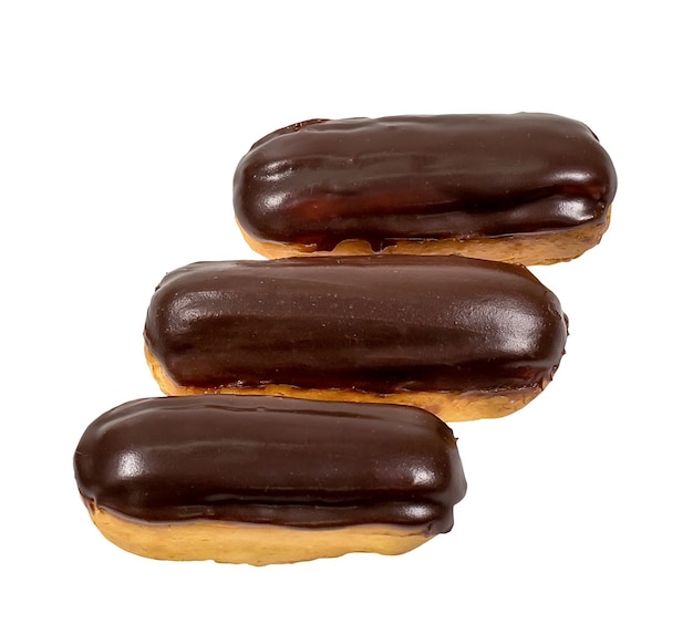 Eclair francês isolado em uma superfície branca.