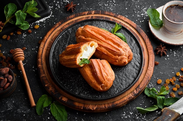 Eclair mit Sahne. Süßigkeiten. Ansicht von oben, freier Kopierplatz.