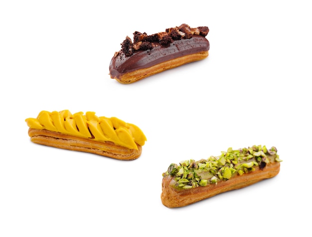 Eclair con pistachos de crema de mango y glaseado de chocolate