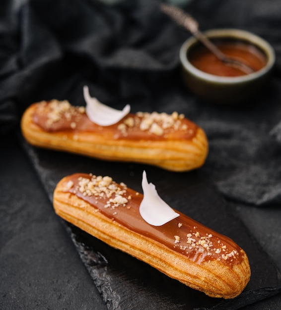 Eclair de postre francés tradicional con caramelo