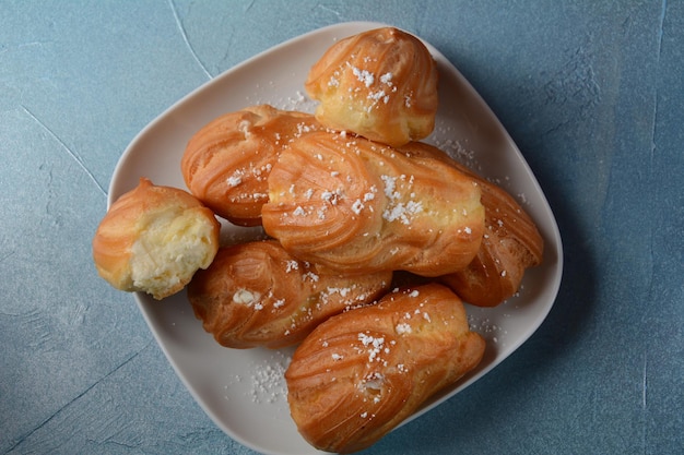 Eclair de postre tradicional francés con natillas