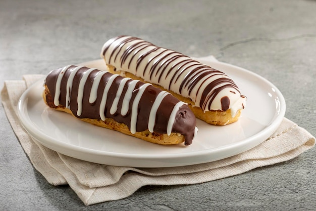 Eclair Saboroso eclair de chocolate na mesa