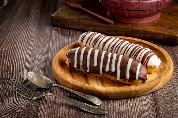 Eclair Sabroso pastel de chocolate en la mesa