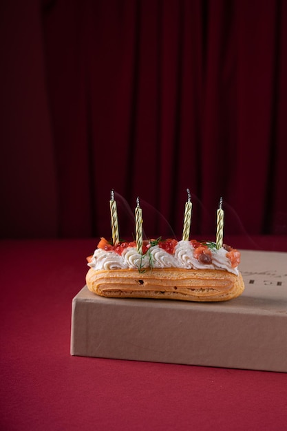 Foto eclair salgado com velas no fundo vinoso copie o conceito vertical do cartão postal