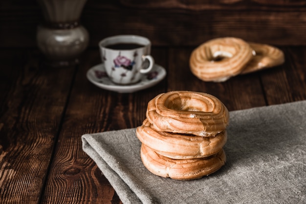 Eclairs apilados sobre la mesa