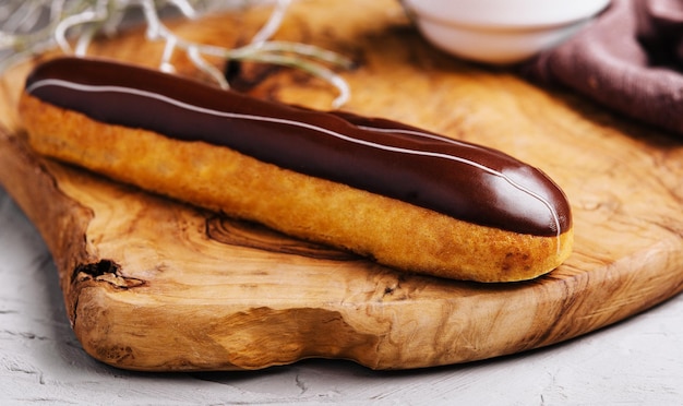 Eclairs con chocolate de cerca o macro